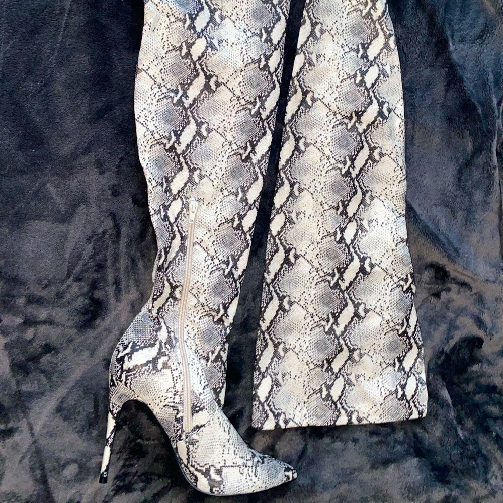 STEVE MADDEN DOMINIQUE SNAKE THIGH HIGH
